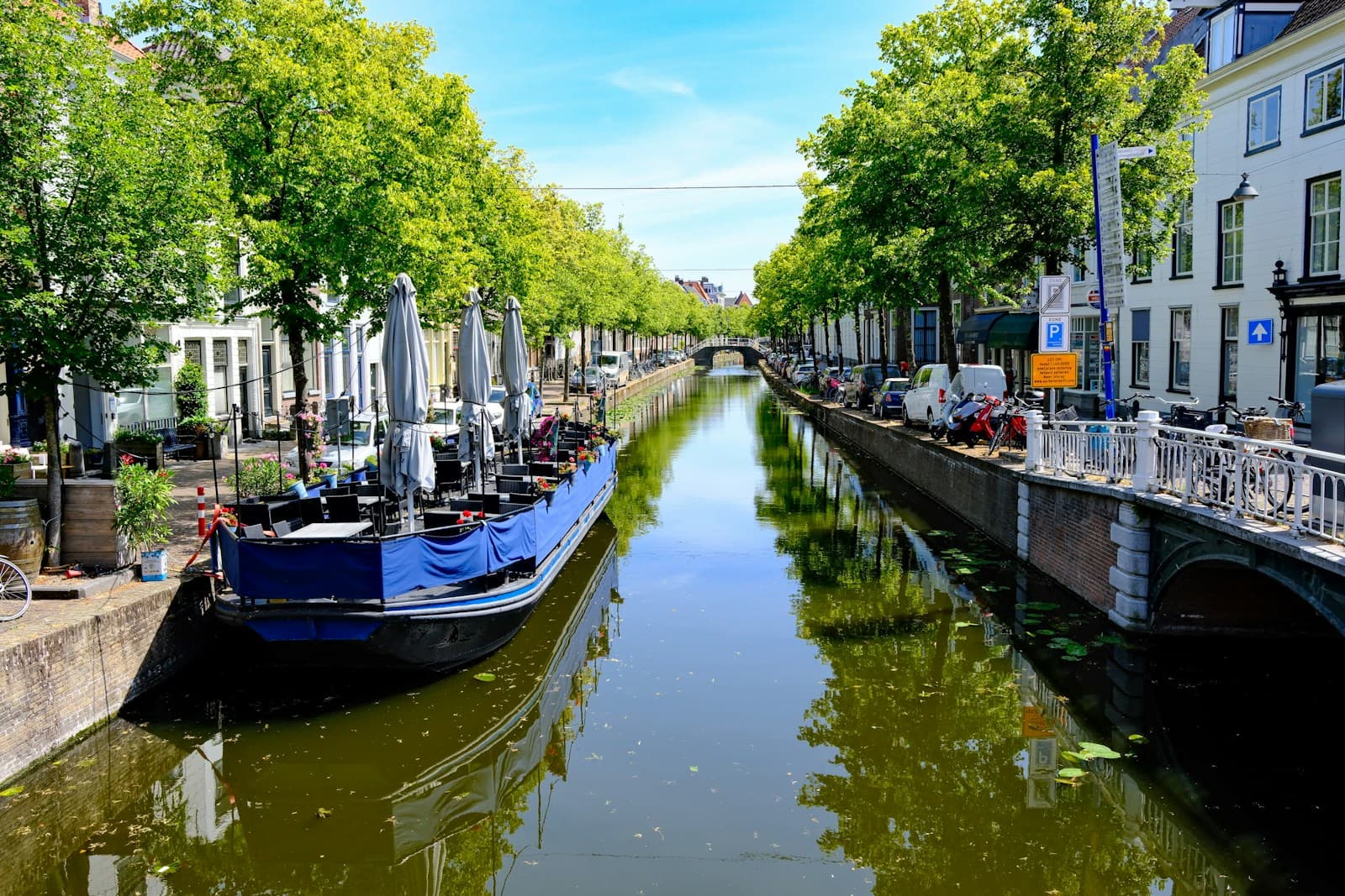 Een gracht in de Delftse binnenstad