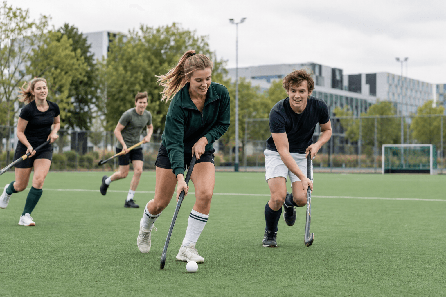 Studenten die samen hockeyen