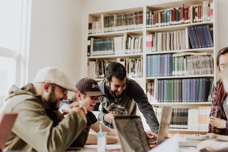 Studenten die samenwerken